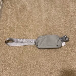 NWT Lululemon Everywhere Belt Bag Silver